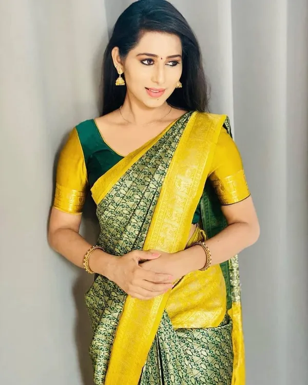 Yellow_Woven_Kanjivaram_Jacquard_Saree_with_Saree_Cover